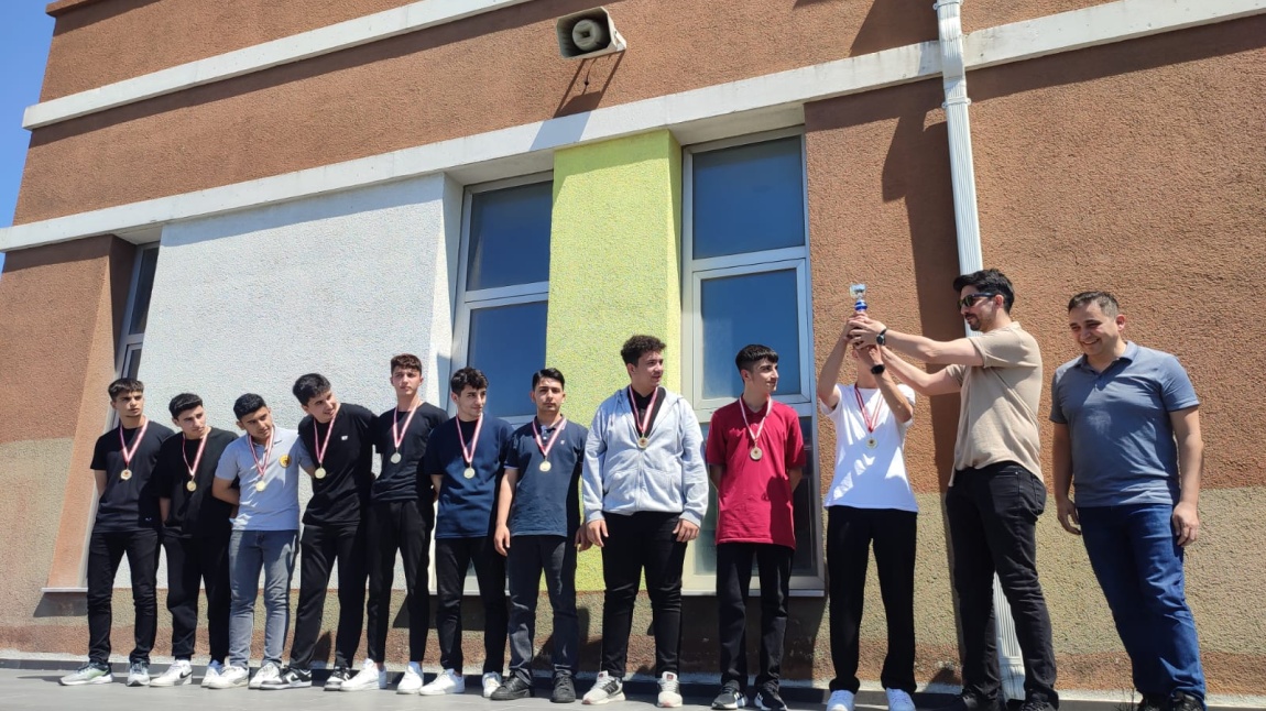 Okulumuzda geleneksel olarak düzenlenen 25 sınıfın katıldığı  sınıflarası futsal turnuvasının bu yılki şampiyonu 12/H sınıfı olmuştur.